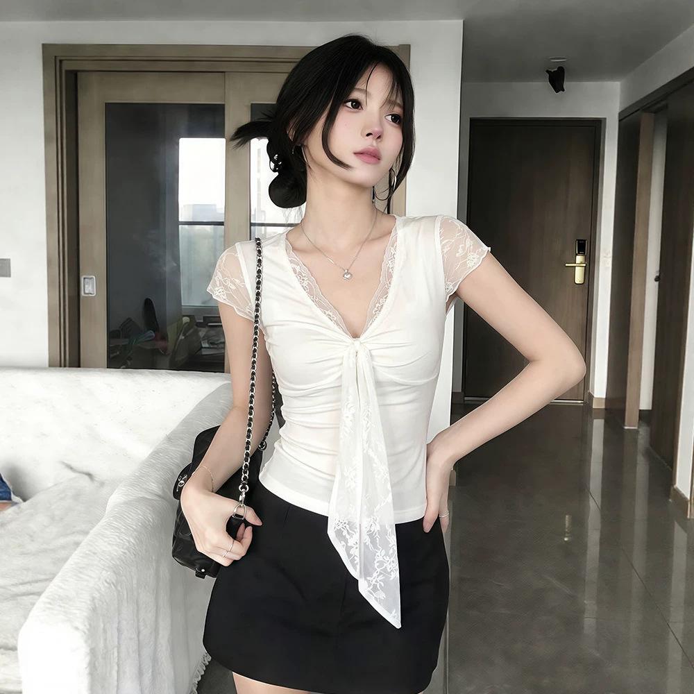 White V-neck lace splicing short-sleeved t-shirt for women's summer pure desire to slim and thin, unique, beautiful and beautiful, and trendy tops
