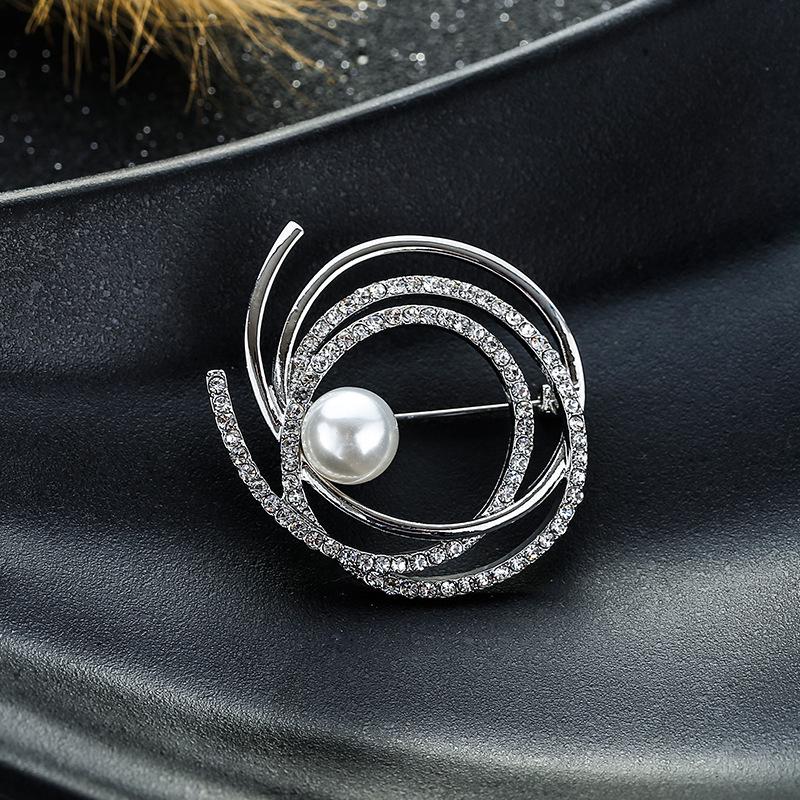 

Корейская брошь с несколькими кольцами из бриллиантов и жемчуга: Универсальный модный аксессуар для женщин серебряный