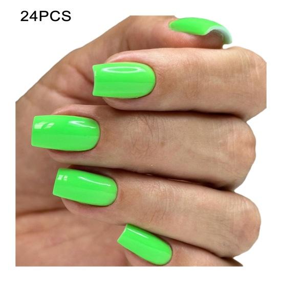 Čtvercové umělé nehty na dokonalých liniích Bezešvá kutikula Přirozeně vypadající Jemná nehtová lůžka Falešná