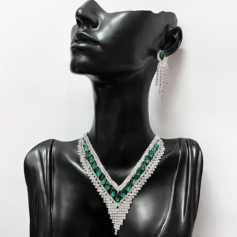 Long Geometric Triangle Tie Rhinestone Earrings For Women, Luxury And Shiny Geometric Hollow Stud Earrings. зелёный