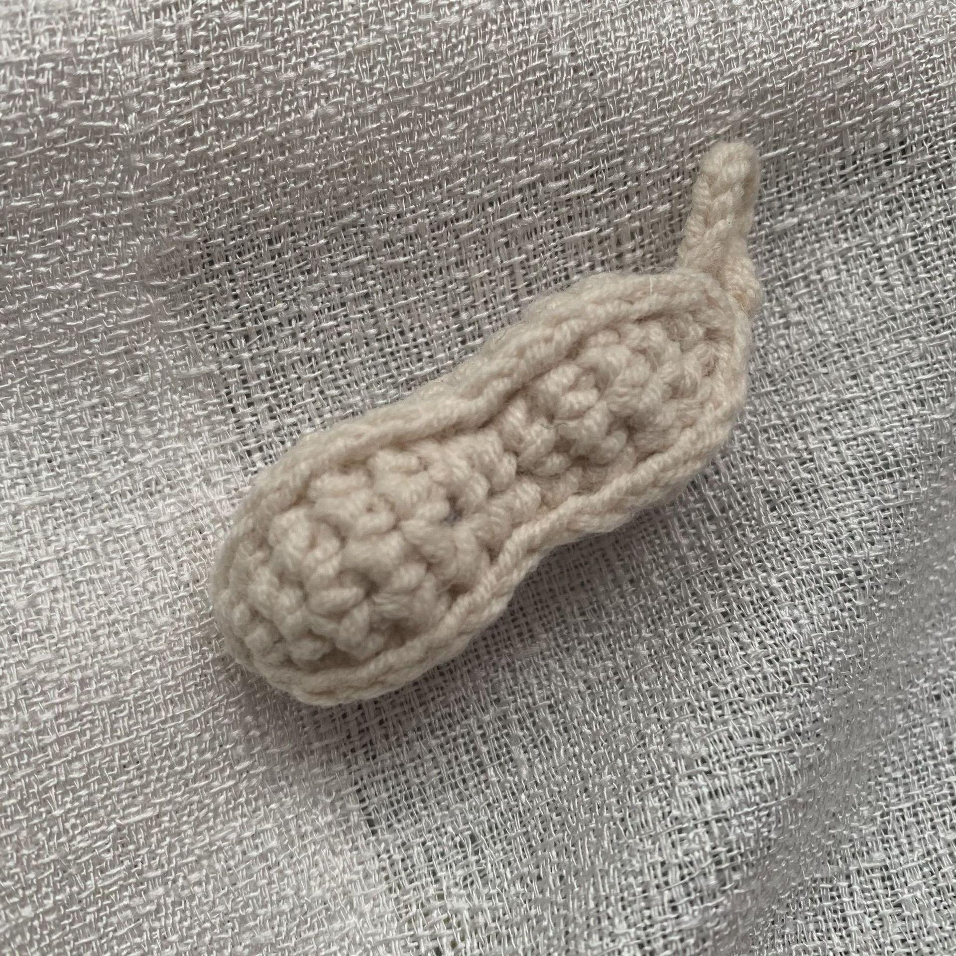 

Вязаный крючком брелок из шерсти ручной работы «Хурма и арахис» с подвеской