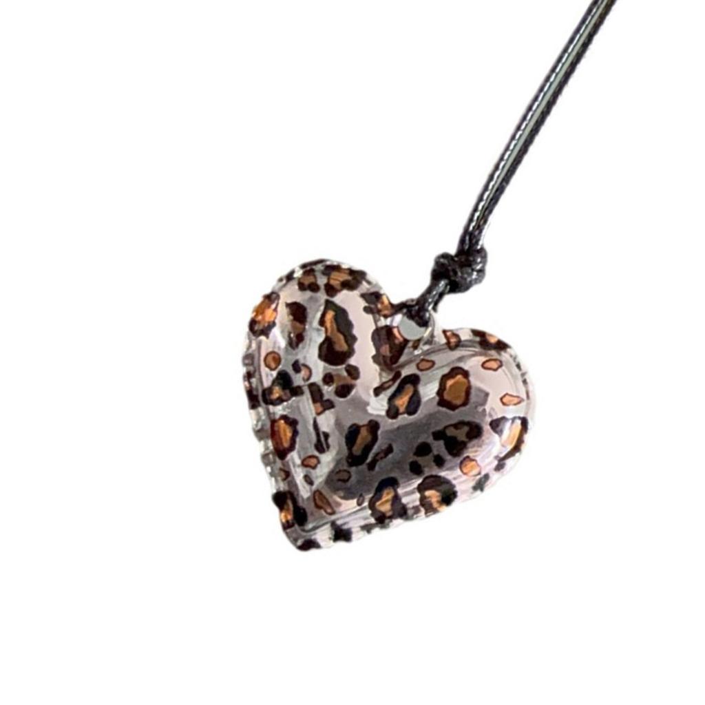 Modische silberfarbene Halskette mit Anhänger im Tierdruck und goldenem Liebesherz-Charm-Accessoire für trendige Frauen und Männer