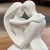 Moderne minimalistische Dekoration 3D-gedruckte sich umarmende Paarskulptur in Herzform, romantische Umarmungsfigur mit mattweißer Oberfläche, nordische Dekoration