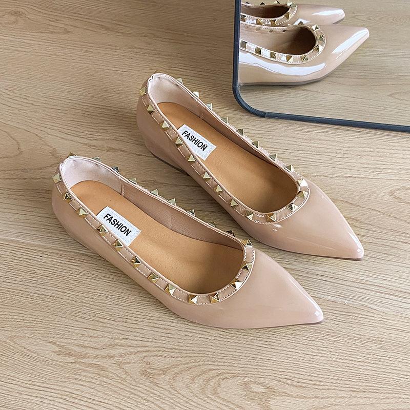 

Темпераментные остроносые туфли-лодочки весна 2025 лакированная кожа заклепки нежные с мелким вырезом на плоской подошве модные туфли-лодочки 40 телесный