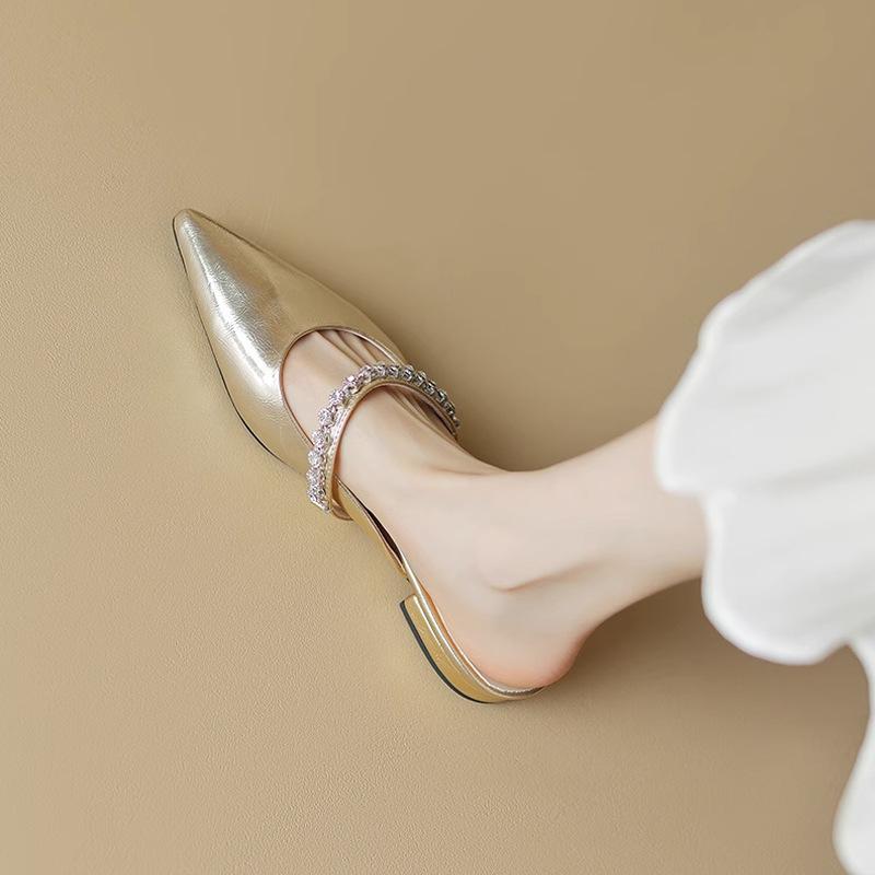 

Остроносые мюли баотоу на низком каблуке, женские летние 2025, новые из мягкой кожи, однослойные со стразами, серебристые на плоской подошве, крутые шлепанцы 40 золотой