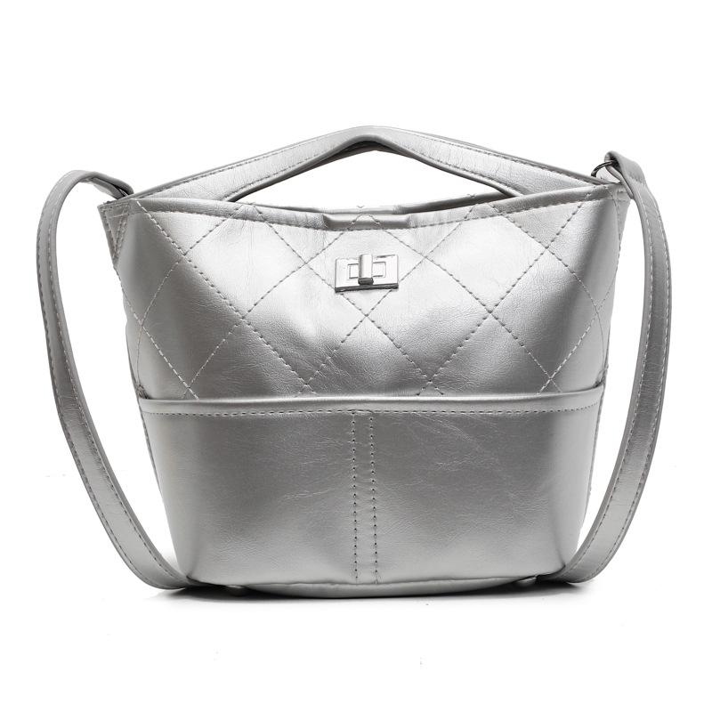 

Популярная в этом году женская сумка-мессенджер на цепочке, новая весенне-летняя модная универсальная маленькая сумка-ведро с ромбами в стиле маленького ароматного ветра, сумка для мамы серебряный