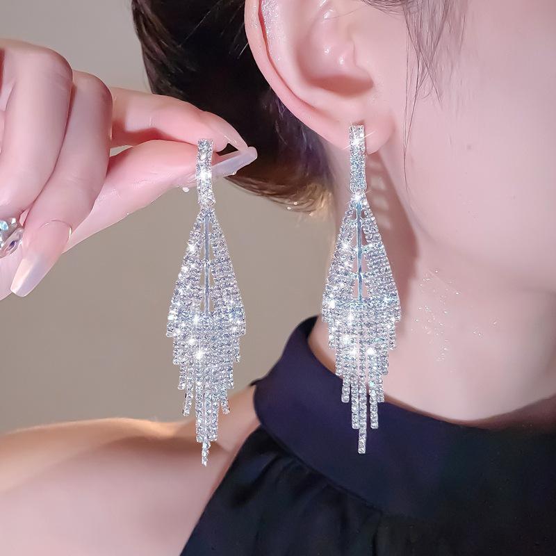 Brincos da Moda Exquisitos com Borla Longa: Elegante, Brilhante e Versátil para Mulheres