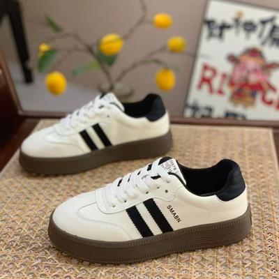 Chaussures d'entraînement moral décontractées simples populaires pour femmes printemps 2025 nouvelles à semelle épaisse pieds petits mode polyvalentes sports petites chaussures blanches