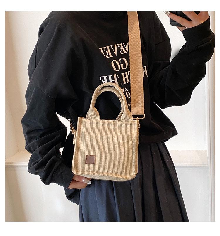 

2024 нова корейська версія ins вітрова оксамитова сумка жіноча модна літературна та універсальна сумочка студентського класу сумка-месенджер світлого кольору хакі