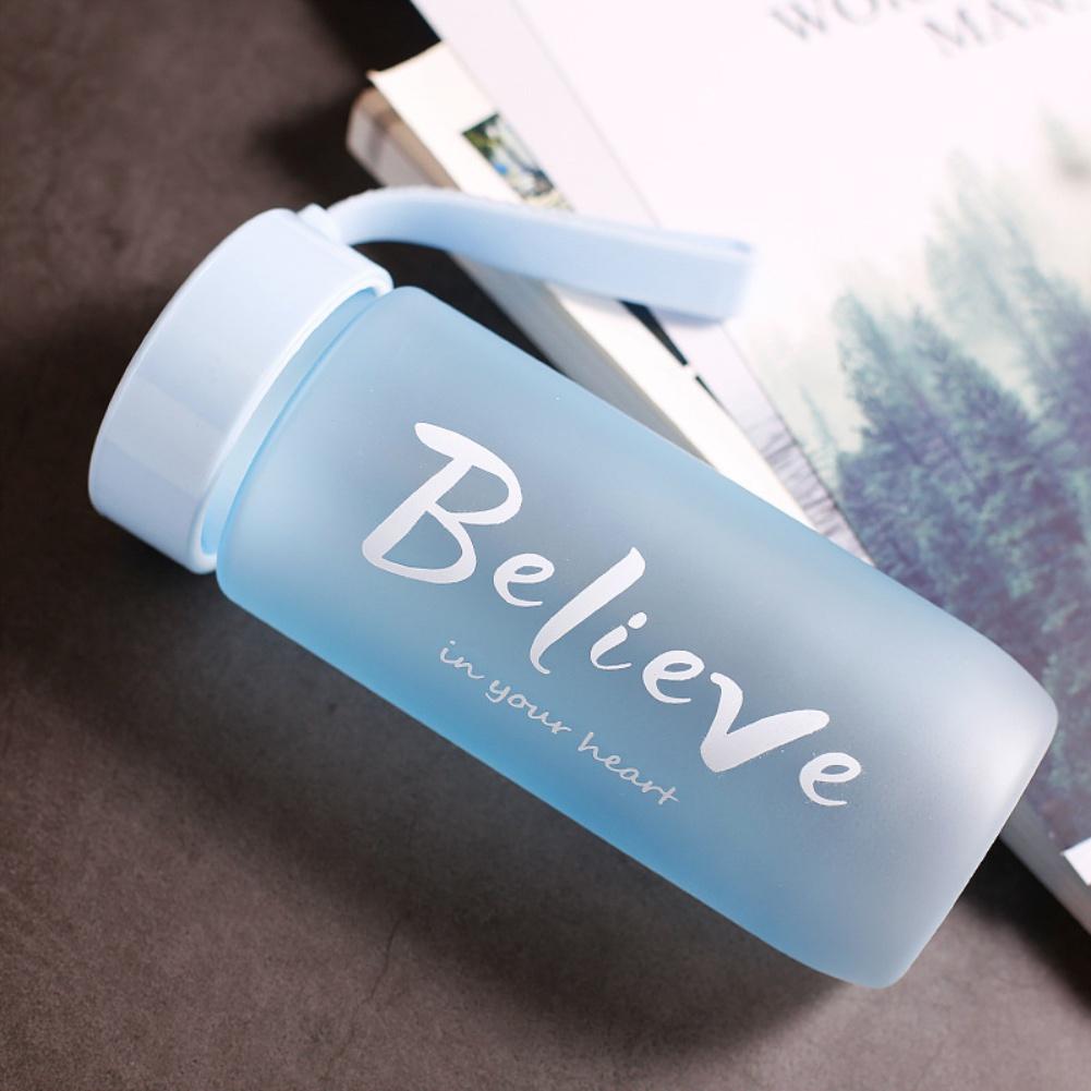 Plastikowa butelka na wodę Przenośna wycieczka Sport na świeżym powietrzu Szczelna uszczelka Szkolne butelki na wodę Naczynia do picia Bez BPA 600 ml