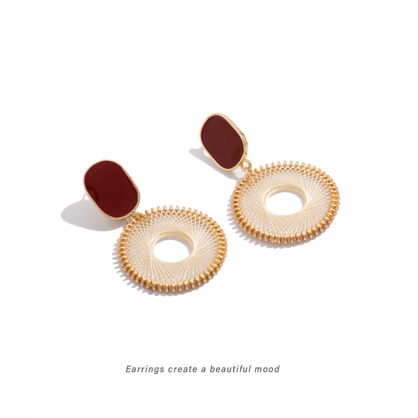 

Elegant Retro Gold Woven Square Ear Studs: Red Geometric Color-Block Clip-On Earrings (No Piercing Needed)