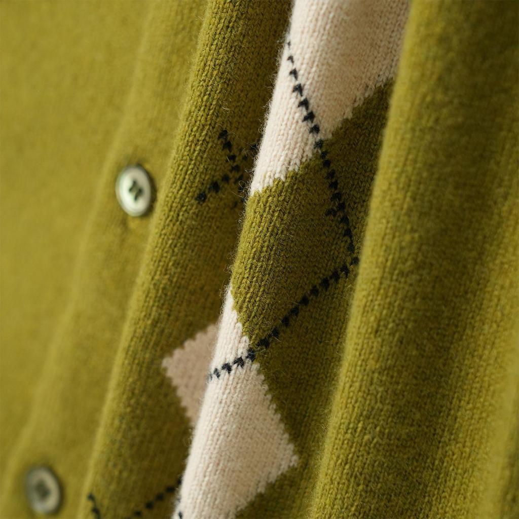 Dámský luxusní pletený kardigan Miu Miu s argyle vzorem, logem a kulatým výstřihem, dlouhý rukáv