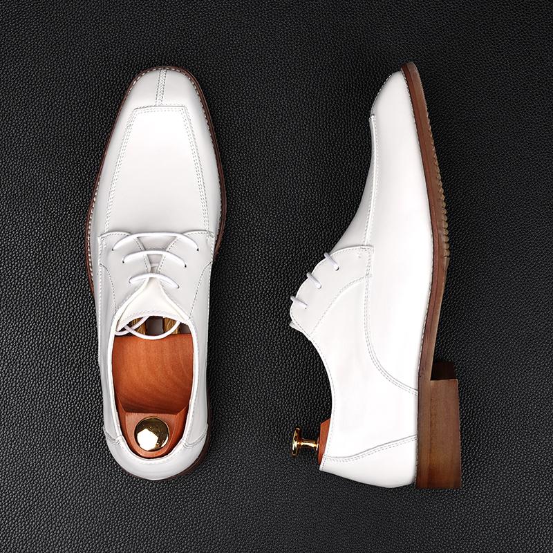 Luxury New Men's White Brown Lace Up Patent Leather Flats Shoes Gentleman Designer Homecoming Wedding Dress Footwear