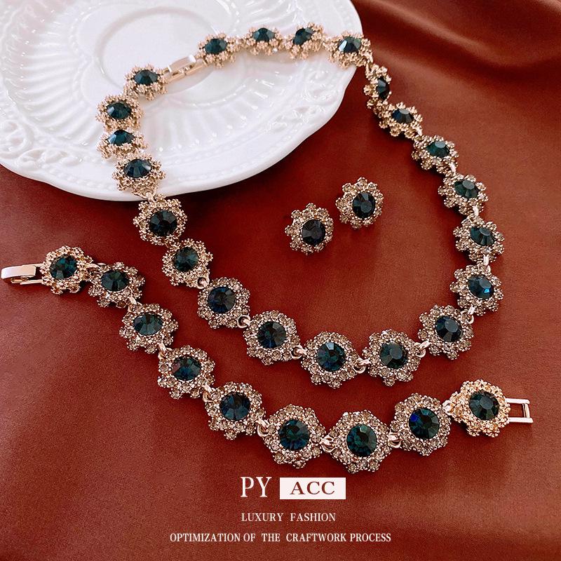 

Cross-Border Inlaid Diamond Flower Necklace: Luxurious, Retro, and Versatile Jewelry.