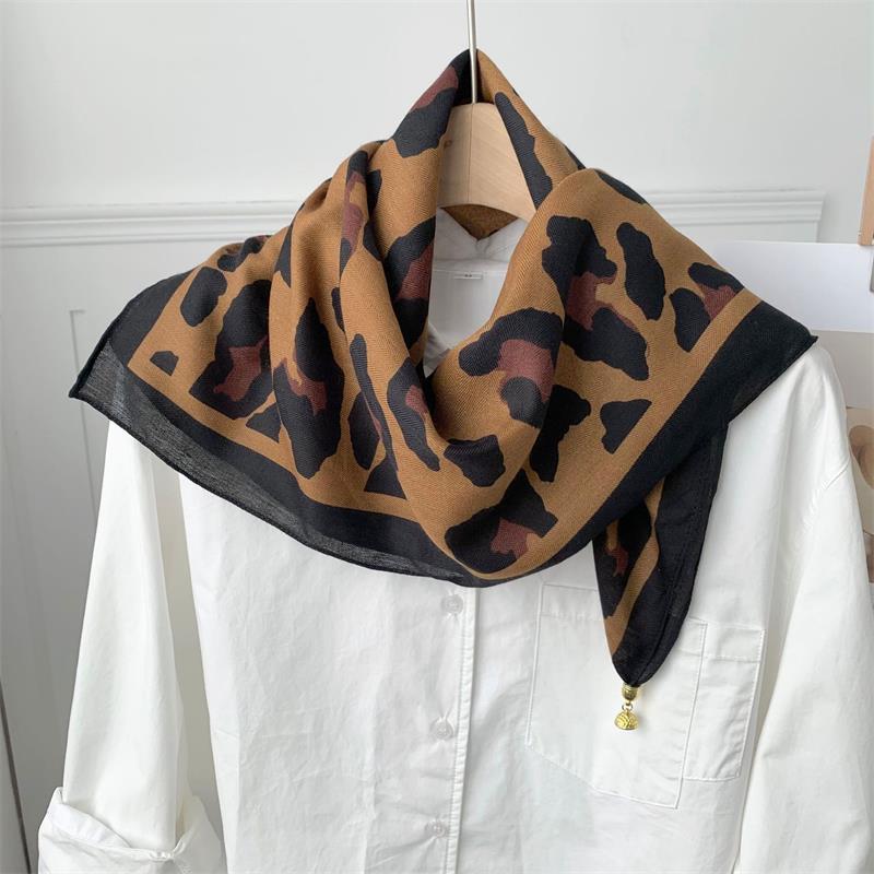 70*70 Square Scarf Retro Print Silk Scarf With Magnetic Buckle Women Neck Scarf All-Match Shawl Headscarf Accessory Gift