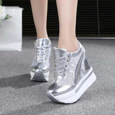 Moda Nuevas Mujeres Verano Malla Zapatillas Plataforma Primavera Blanco Plata 10CM Tacón Alto Cuñas Zapatos para Exterior Transpirables Zapatos Casuales para Mujeres