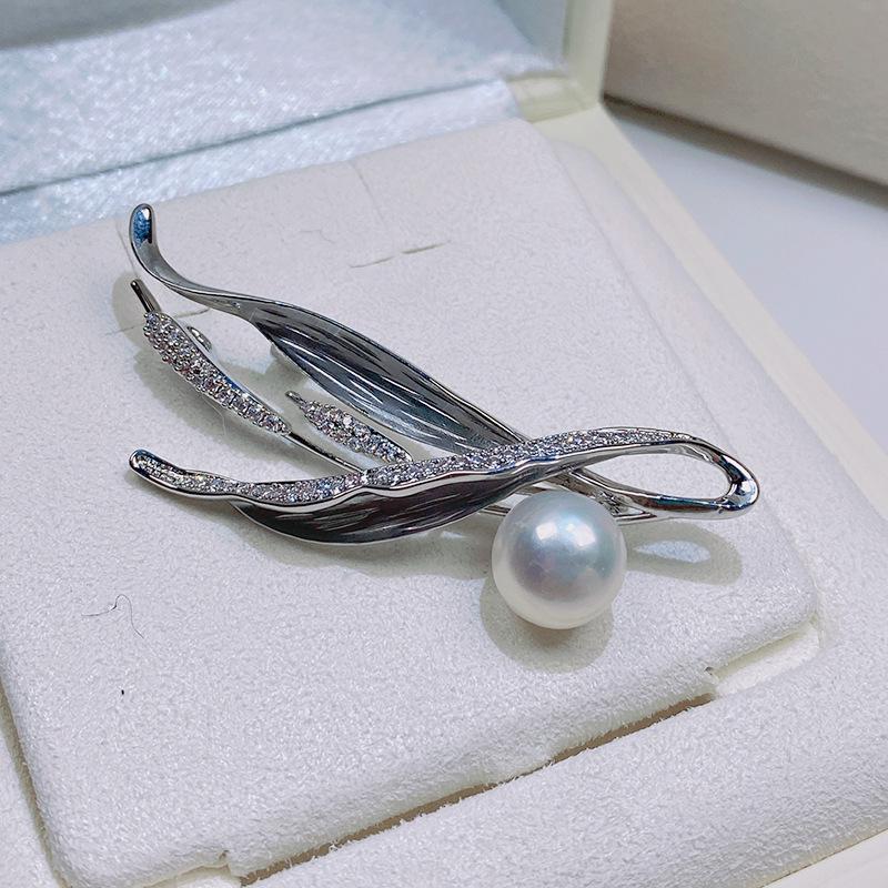 

Брошь с позолоченным цирконием и пшеницей с жемчужным нефритом