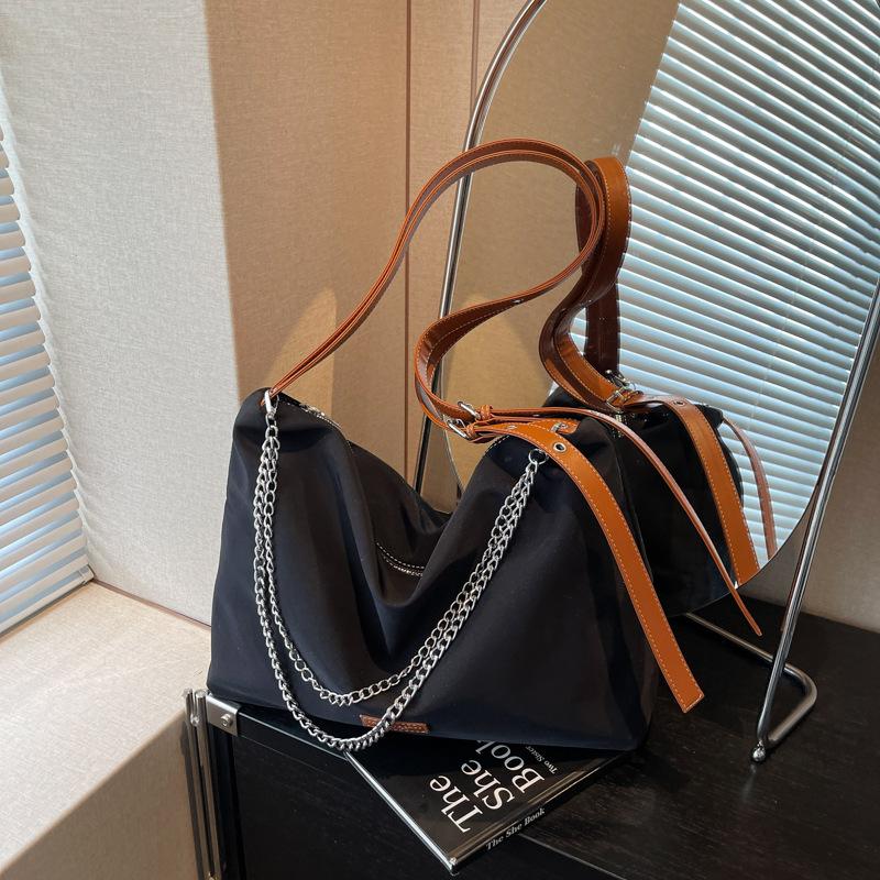 

Вместительная тканевая сумка женская новая летняя повседневная нишевая сумка-мессенджер высокого класса с цепочкой сумка-тоут для поездок на работу чёрный