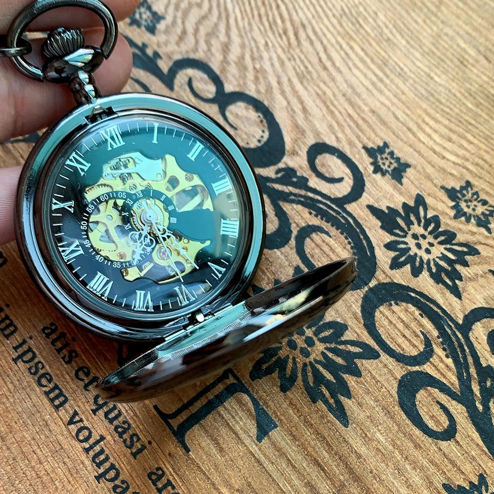 Nostalgické černé oboustranné mechanické kapesní hodinky s římskými číslicemi a hrubým řetízkem