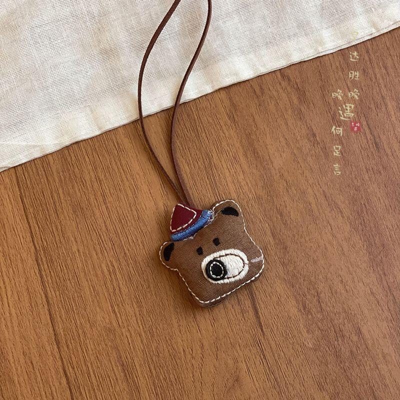 

Мультяшный тканевый плюшевый кулон-ожерелье «Маленький медвежонок» для женщин, милая длинная цепочка для свитера, нишевое дизайнерское украшение Red Hat Bear-Necklace