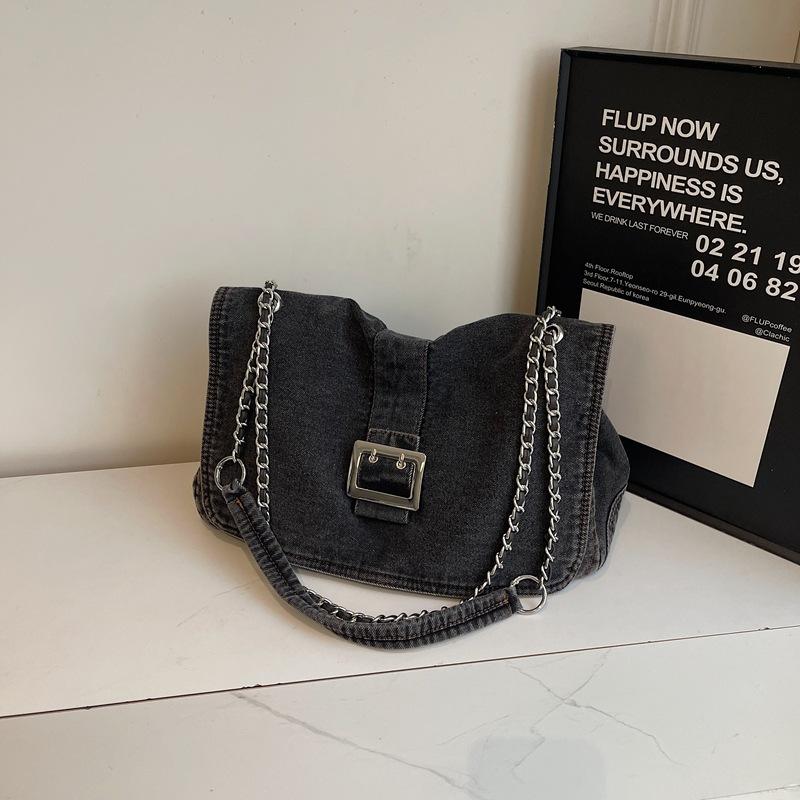 

Hong Kong style messenger bag women s new fashionable large-capacity commuting versatile denim bag shoulder bag simple chain bag tide