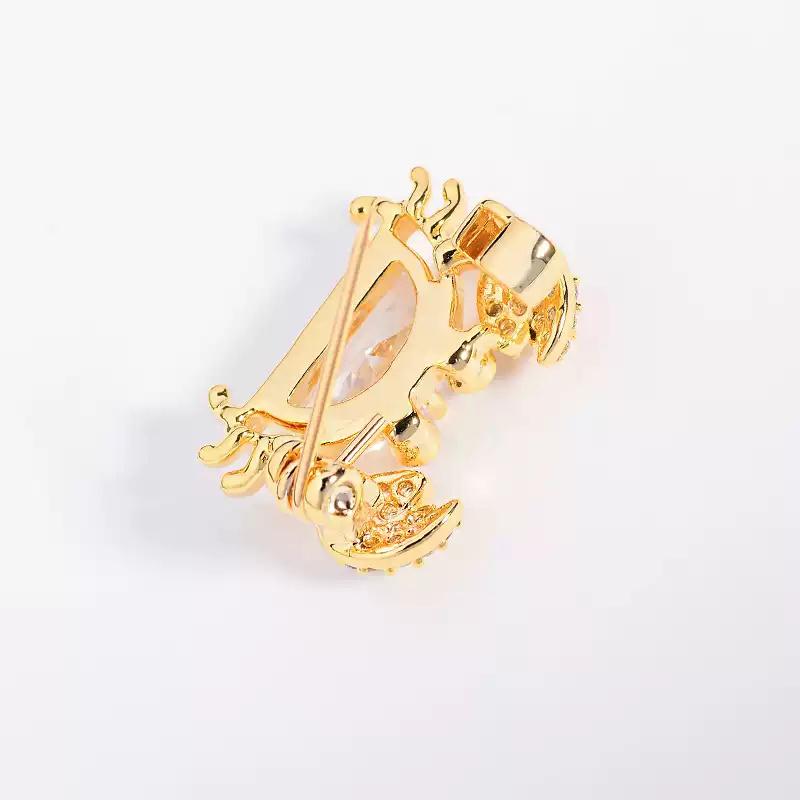 Cute Small Crab Brooch  Elegant Sweater Cardigan Corsage Jewelry For Women