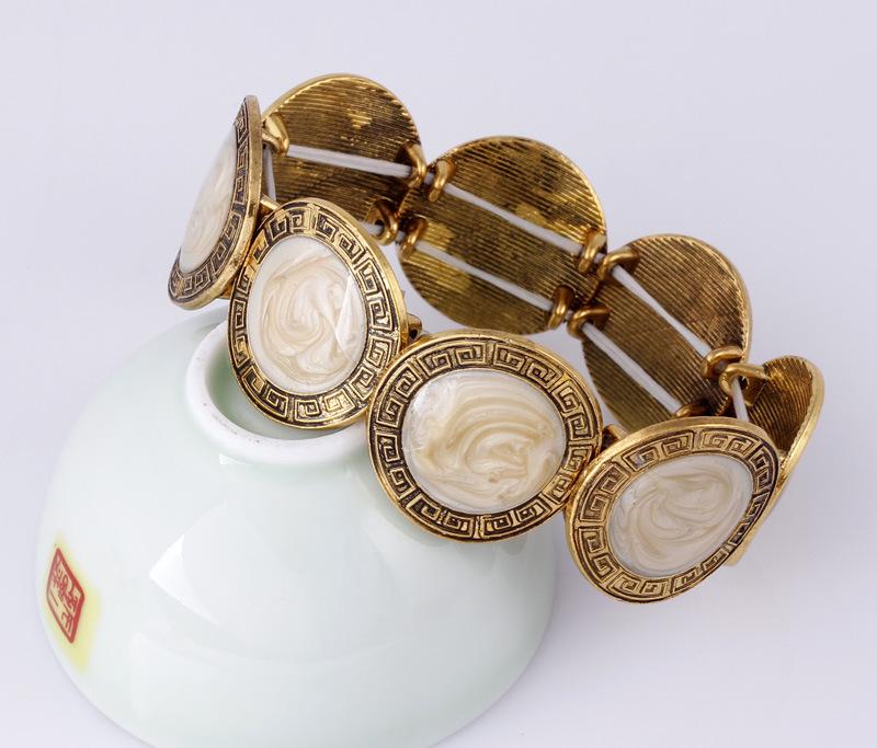 2026 Европейская и американская модная бижутерия Ретро Бежевый Капающий Геометрический Эластичный Браслет 18CM бежевый