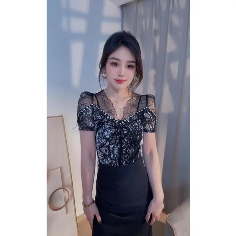 Women Lace Mesh Patchwork V Neck Pearl Detail Short Sleeve Printed Top