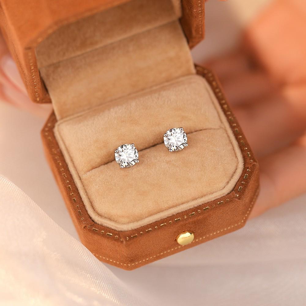 Classic One Carat Moissanite Four-Prong Stud Earrings, s925 Sterling Silver - Versatile Light Luxury Fashion for Women