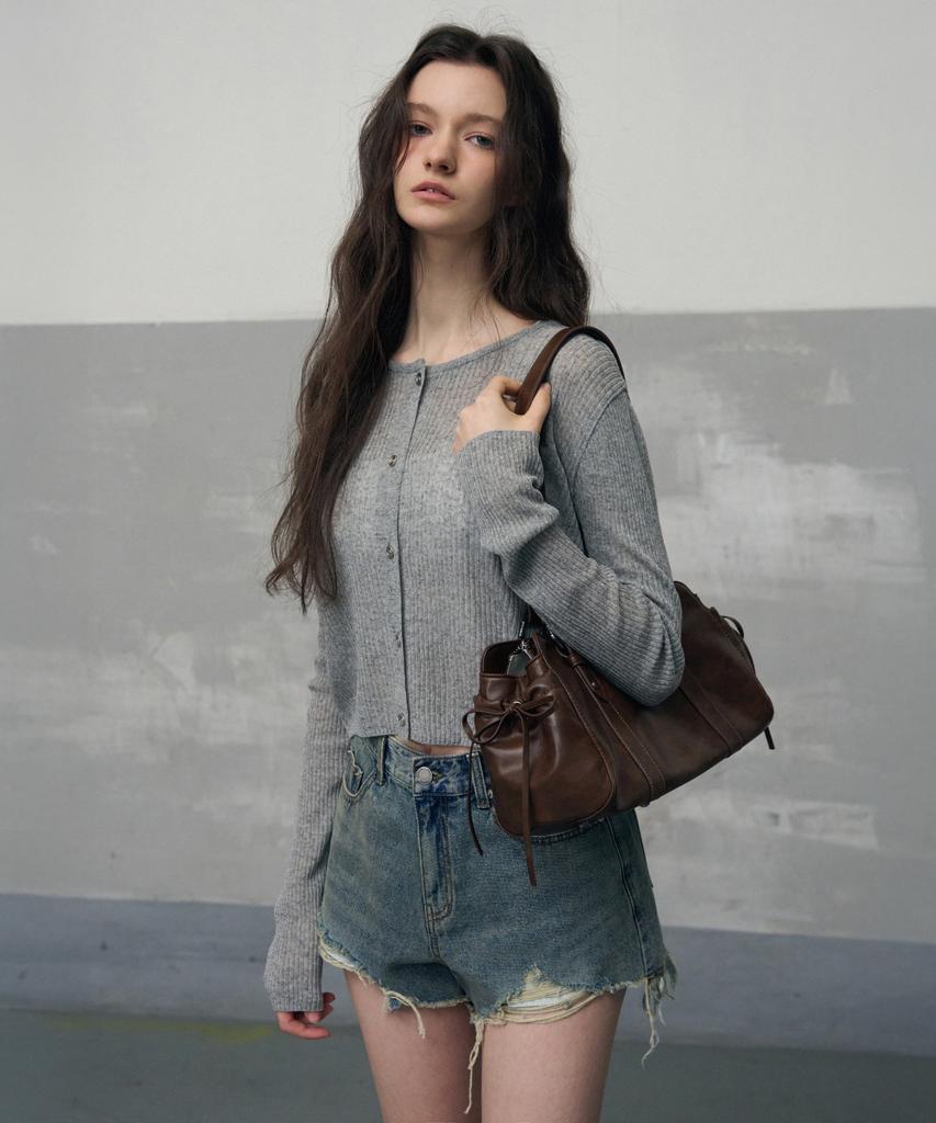 Leathery Duffle Leather Shoulder Bag [Black]