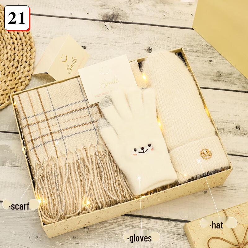 Зимний комплект: шарф, перчатки и шапка