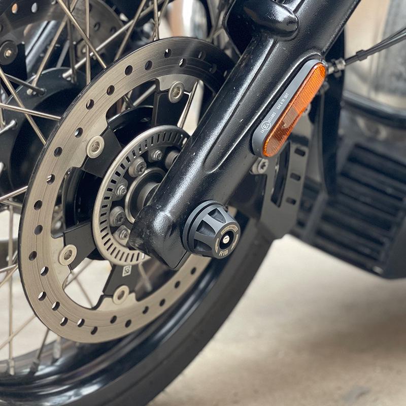 BMW R18 Front Axle Crash Bars & Wheel Protective Pads.