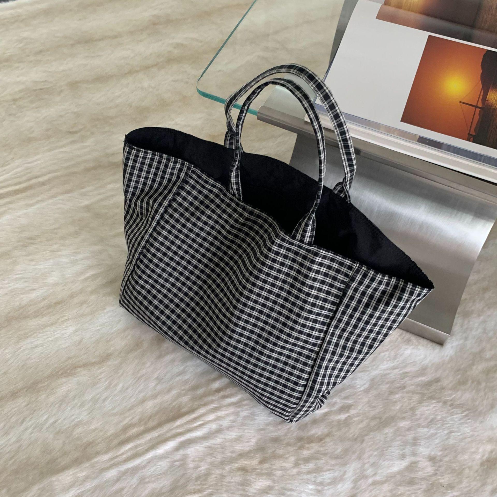 Versatile One Shoulder Large Capacity Retro Plaid Nylon Bag Tote Bag Fashion Commuter Handheld Underarm Bag