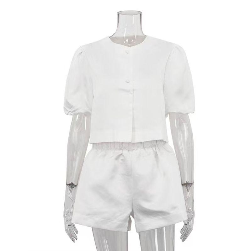 

Модный комплект в западном стиле: рубашка с пышными рукавами и шорты. Топ с рукавами-пузырями и шорты. White L