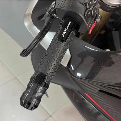 Motocyklowe CNC Kierownica Uchwyty Rękojeści Końcówki Kierownicy Żelowe Uchwyty Dla Kymco AK 550 AK550 WSZYSTKIE LATA 2013 2014 2015 2016 2017 2018 2019 2020