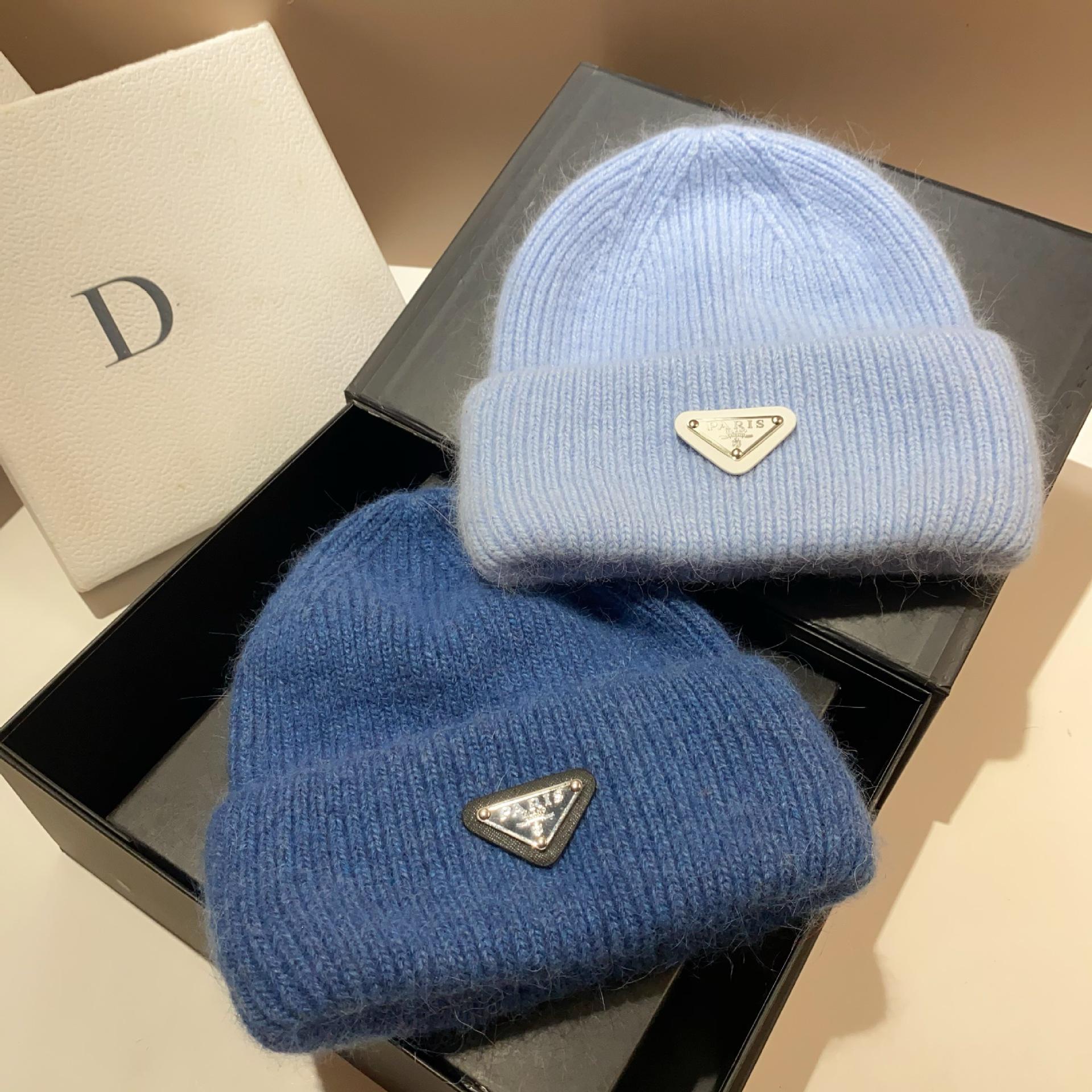 

Зимняя шапка с защитой ушей французской вязки с мехом кролика - теплая, стильная, дизайн перевернутый треугольник, шерсть с двойным подгибом One Size