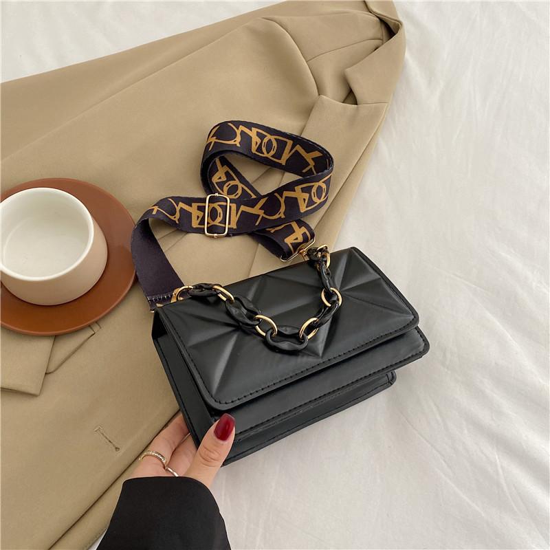 Fashionable Vintage Style Pu Shoulder Bag With Wide Strap And Chic Chain Detail