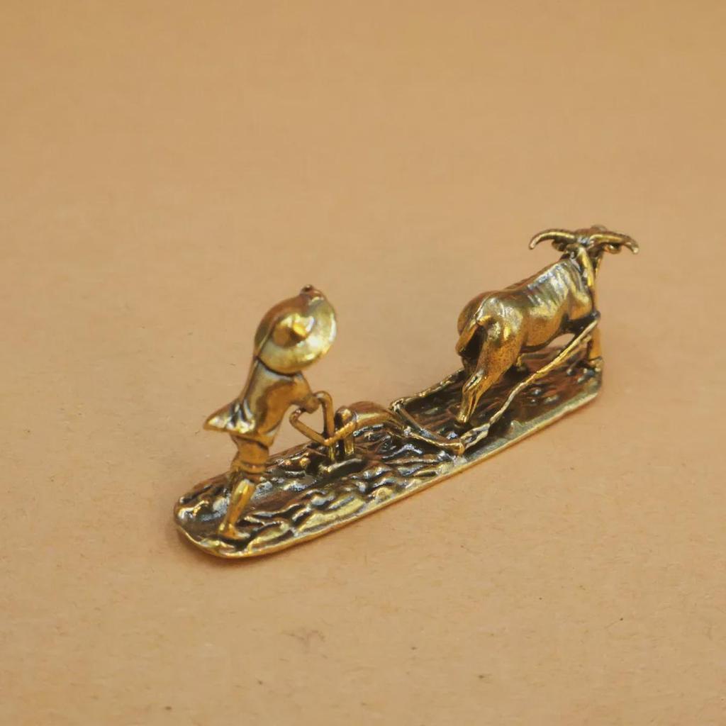 Brass Farmer and Cow Tea Pet: Creative Office Decor, Symbolizing Diligence and Craftsmanship - Ideal Gift.