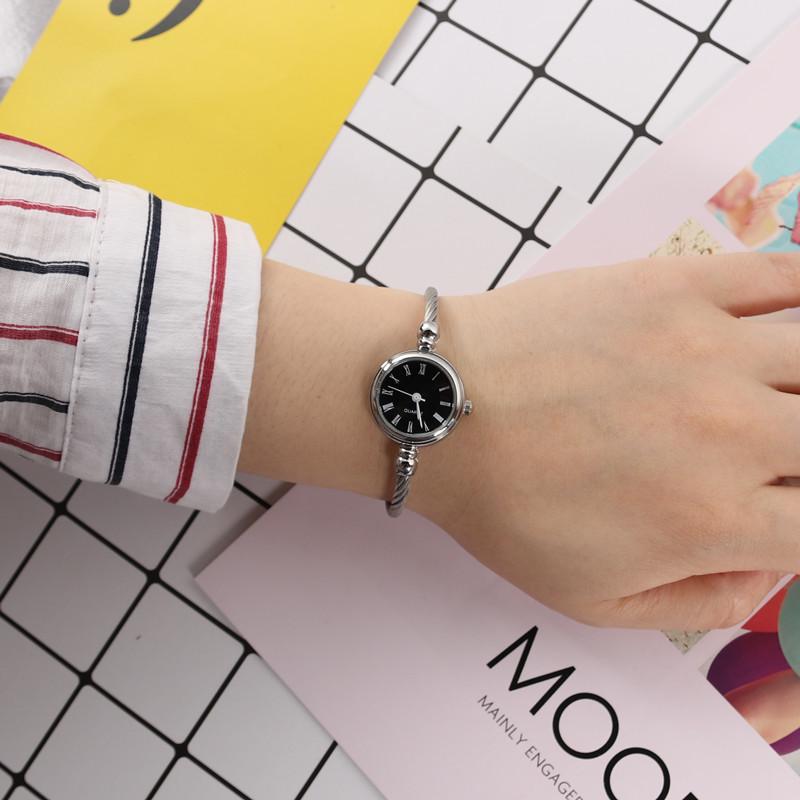 

Chic Korean-Style Waterproof Bracelet Watch for Female Students - Versatile, Simple, Retro, Artistic Design