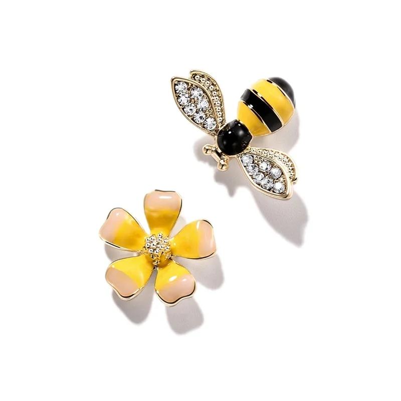 1 Pair New Simple Atmosphere Crystal Ladies Popular Bee Stud Earrings Sweet Stud Earrings