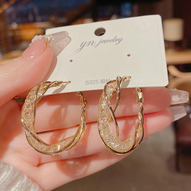 

Silver needle light luxury niche C-shaped hollow crystal earrings women s ins trendy versatile temperament twisted earrings earrings 925 silver needle