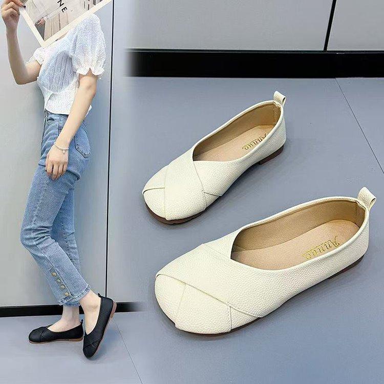 French retro soft-soled single shoes women's 2025 new autumn soft leather shallow mouth flat-soled grandma shoes with skirts Doudou shoes