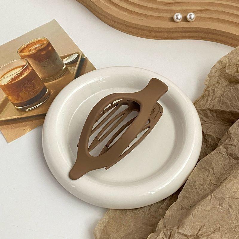 Large French Retro Claw Hair Clip for Elegant Women's Hairstyles.