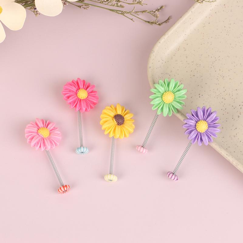 5Pcs Cartoon Small Fresh Cute Swing Daisy Car Center Console Dashboard Toys Creative Shaking Head Flower Car Interior Ornaments