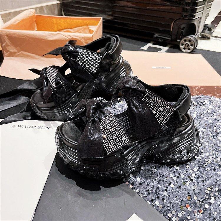 

Мода 2025 Новые летние женские сандалии на высокой платформе с пряжкой, танкетки, блестящая обувь, модные уличные массивные сандалии, пляжные повседневные шлепанцы для женщин 40