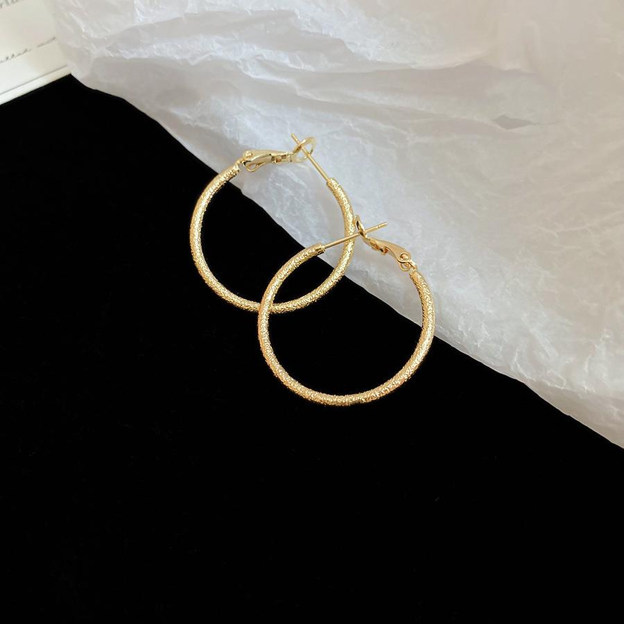 

Wind matte plain ring earrings women s Hong Kong style versatile fashion earrings light luxury high-end earrings niche design sense