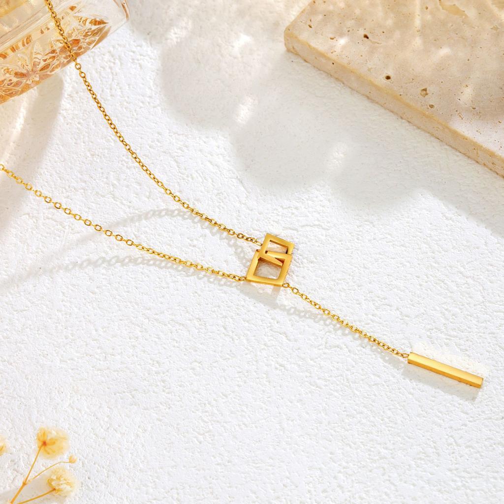 Korean geometric hollow titanium steel necklace does not fade, interlocking neck decoration women's simple pendant titanium steel collarbone chain