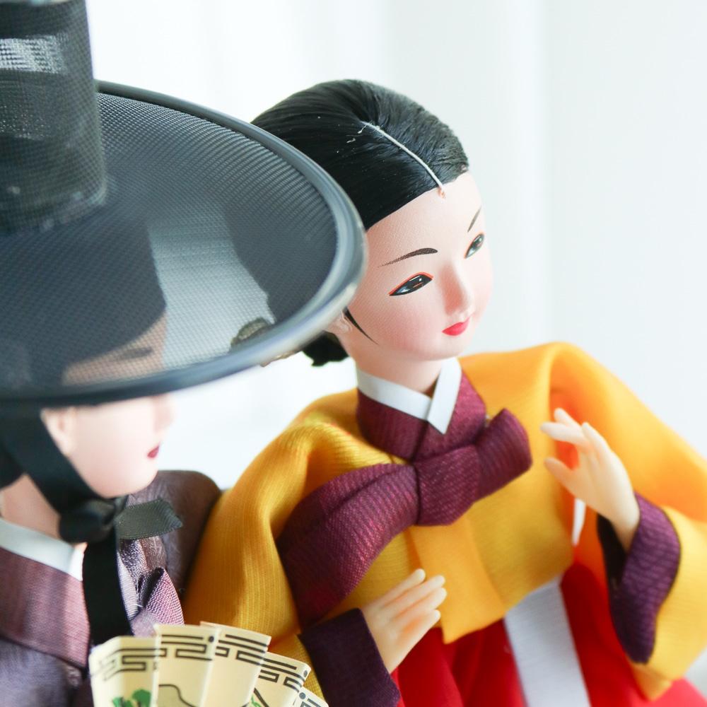 Pár tradičních korejských panenek v hanboku a gatu