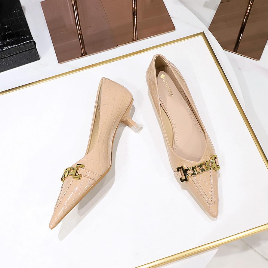 Women's Glossy Patent Leather Shallow Mouthed Pointed Metal Chain Decorative Middle Heel Shoes