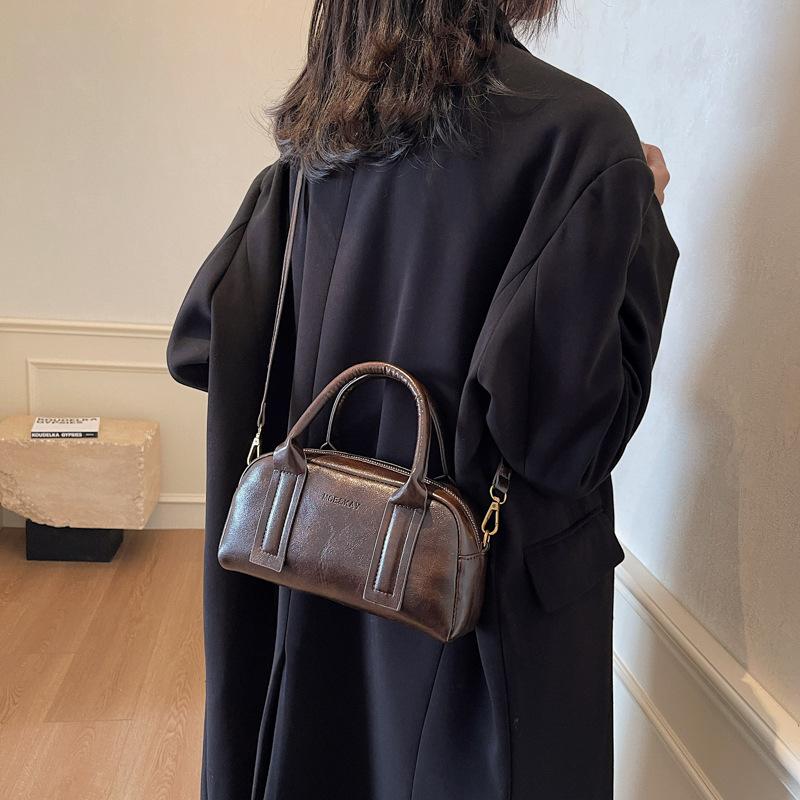 

2025 новая ретро нишевая дизайнерская замшевая сумка-подушка модная на плечо кроссбоди 24*11*12 темно-коричневого